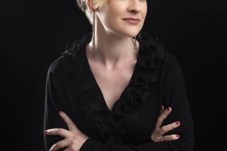 Raphaela Mangan | Mezzo-Soprano Raphaela Mangan | Mezzo-Soprano