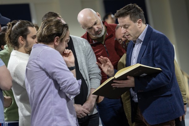 Fergus Sheil With Ino Chorus Members  Pic Ste Murray