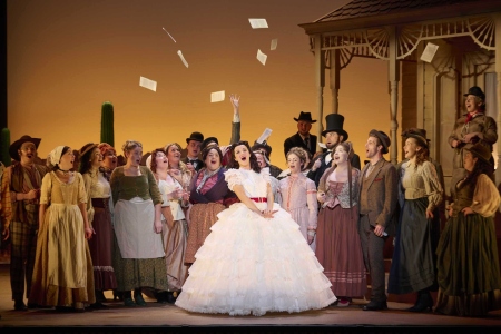 Claudia Boyle Adina in INO Lelisir damore The Elixir of Love Photo Ros Kavanagh